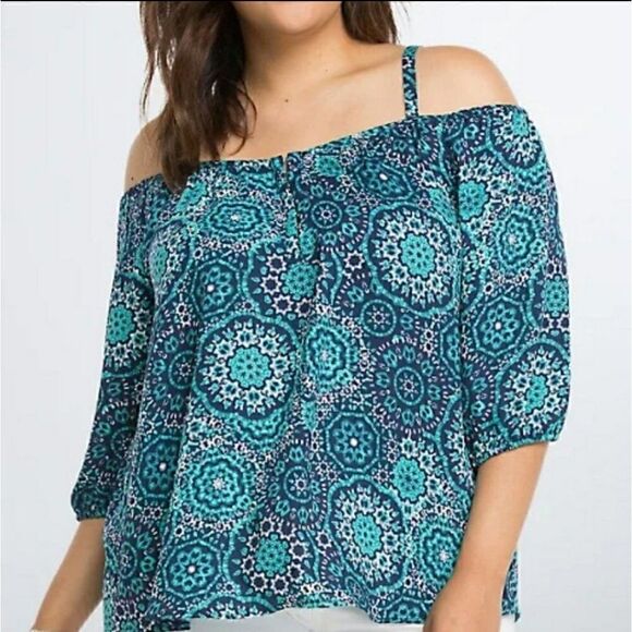 Torrid Cold Shoulder Top Medallion Print Chic Tunic Size 2X NWOT - Picture 6 of 8